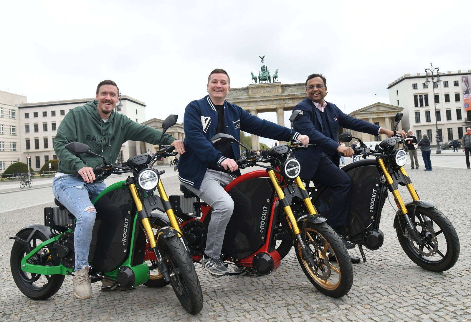 Fußballstar Max Kruse mit Youtuber Aaron Troscke und Tushar Choudhary (CEO Motovolt) (Die Bildrechte liegen bei dem Verfasser der Mitteilung.)