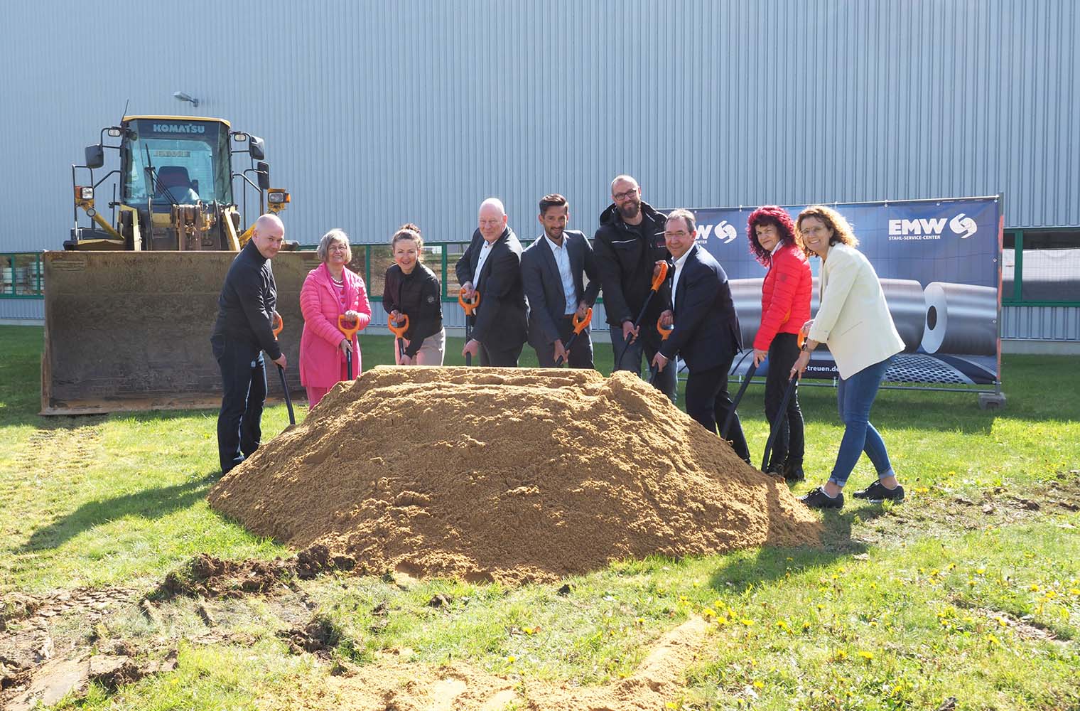 Erster Spatenstich der neuen Lagerhalle in Treuen. (Die Bildrechte liegen bei dem Verfasser der Mitteilung.) Erster Spatenstich der neuen Lagerhalle in Treuen. (Die Bildrechte liegen bei dem Verfasser der Mitteilung.)