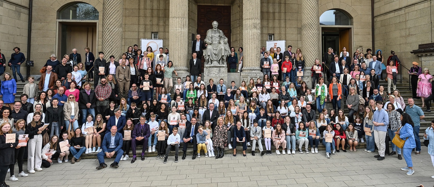 Die prämierten Schülerinnen und Schüler sowie alle Teilnehmerinnen und Teilnehmer der Feierstunde. (Bildquelle: Stiftung Handschrift / Paul Müller)