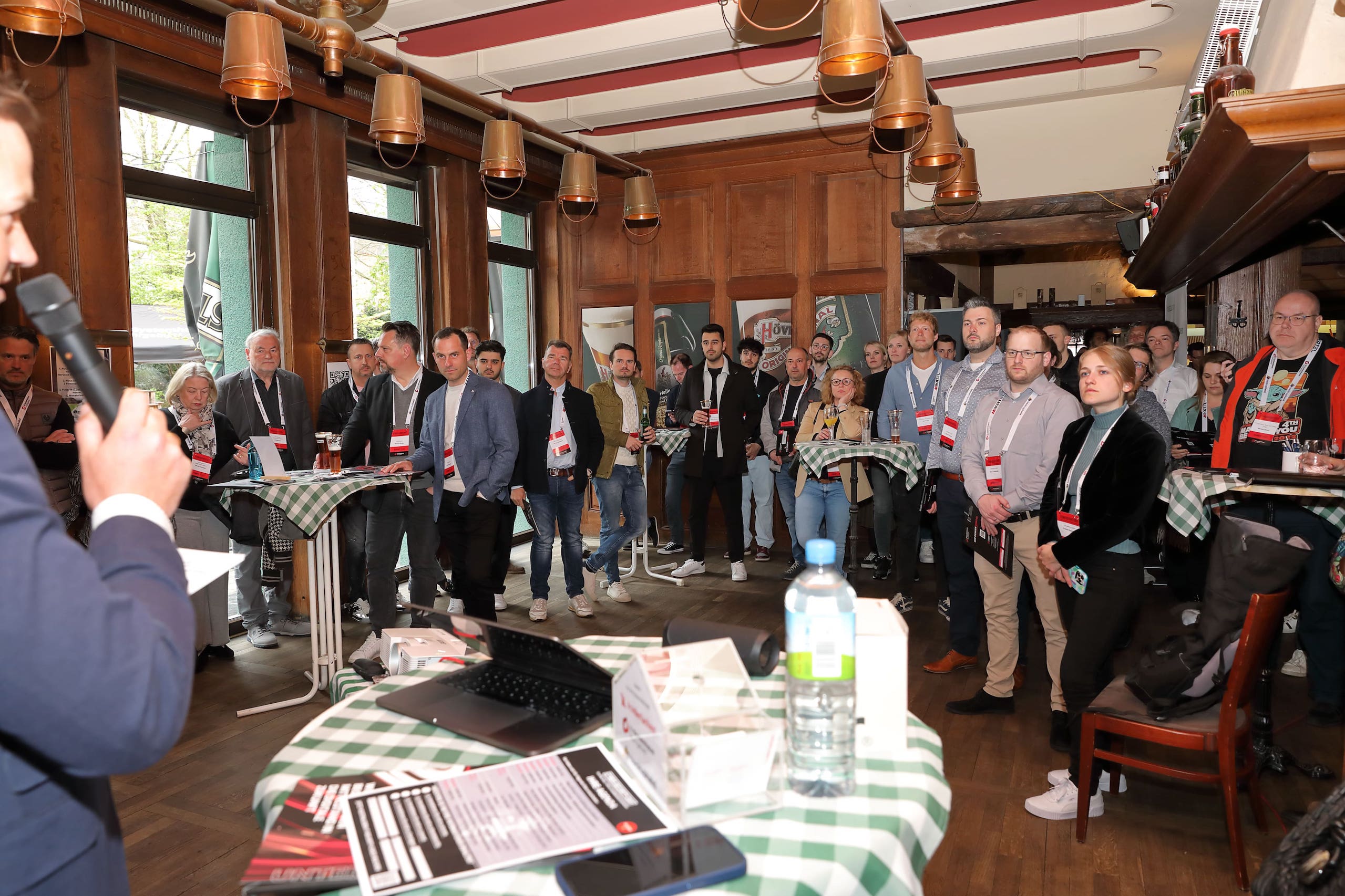 Begrüßung durch Nils Kathagen, CEO IT-Systemhaus Ruhrgebiet GmbH, im Hauptsaal der Hövels Brauerei (Bildquelle: Maike Hufenbach) Begrüßung durch Nils Kathagen, CEO IT-Systemhaus Ruhrgebiet GmbH, im Hauptsaal der Hövels Brauerei (Bildquelle: Maike Hufenbach)