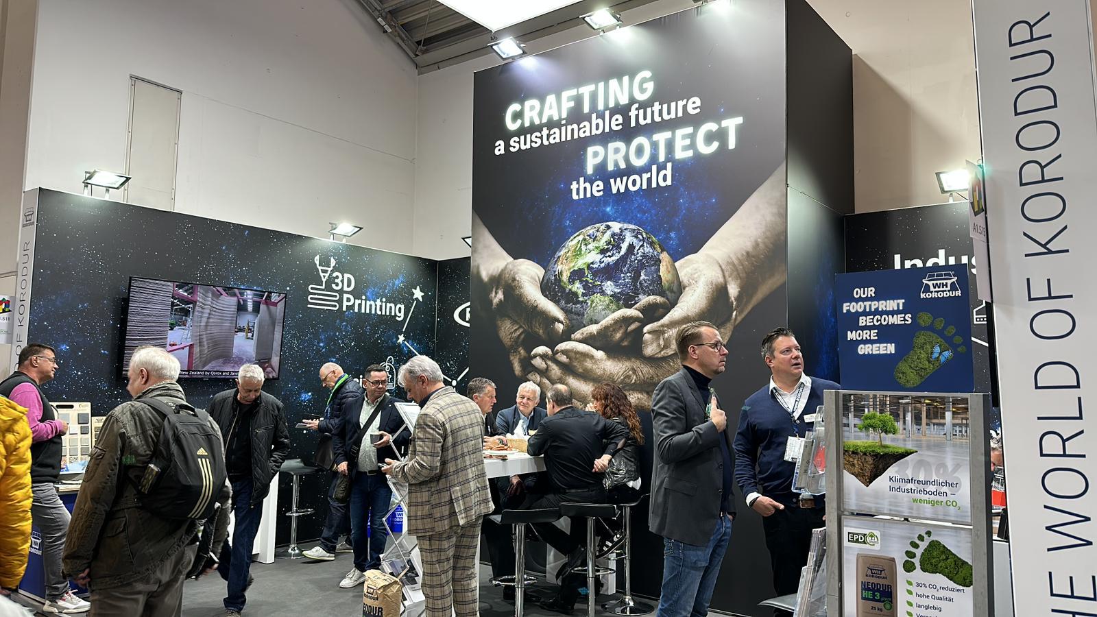 Wie allgemein auf der BAU 2023, war Nachhaltigkeit auch am Messestand von Korodur ein Schwerpunktthema.