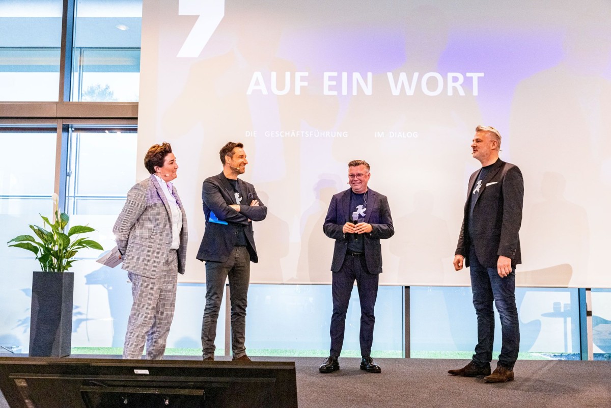 Moderatorin Daniela Ben Said mit den ALLIANCE-Geschäftsführern (© Alliance)