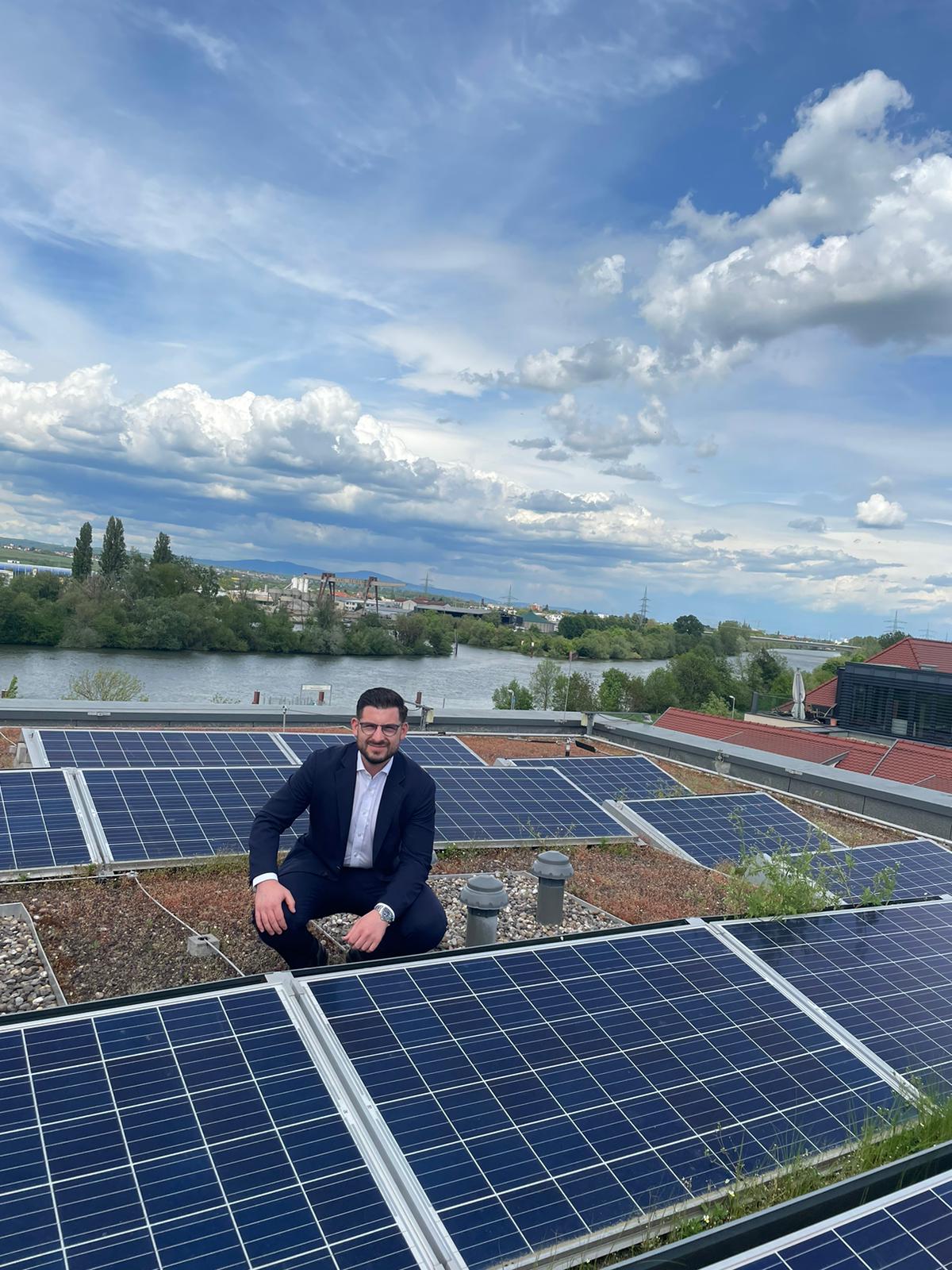 Sasa Jovanovic, Hotelmanager mk | hotel rüsselsheim, auf dem Photovoltaik-Dach des Hotelgebäudes