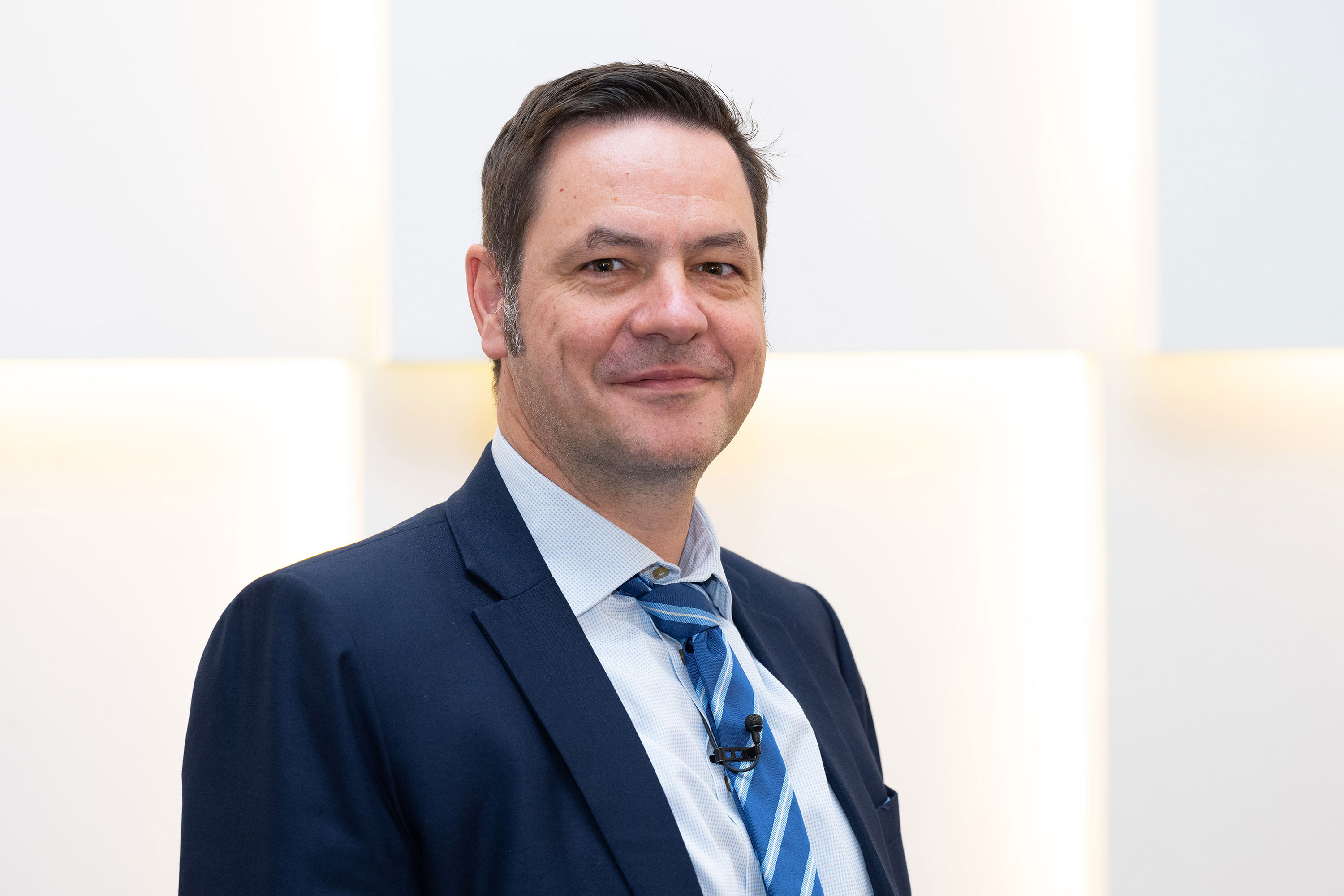 Rechtsanwalt Dr. Thomas Utzerath referierte auf dem DEWU zur Verbandmitteldefinition. (Die Bildrechte liegen bei dem Verfasser der Mitteilung.) Rechtsanwalt Dr. Thomas Utzerath referierte auf dem DEWU zur Verbandmitteldefinition. (Die Bildrechte liegen bei dem Verfasser der Mitteilung.)