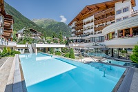 Poolanlage des Resorts