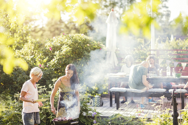 Wer im Garten grillt, sollte Rücksicht auf seine Nachbarn nehmen. (Bildquelle: ERGO Group) Wer im Garten grillt, sollte Rücksicht auf seine Nachbarn nehmen. (Bildquelle: ERGO Group)