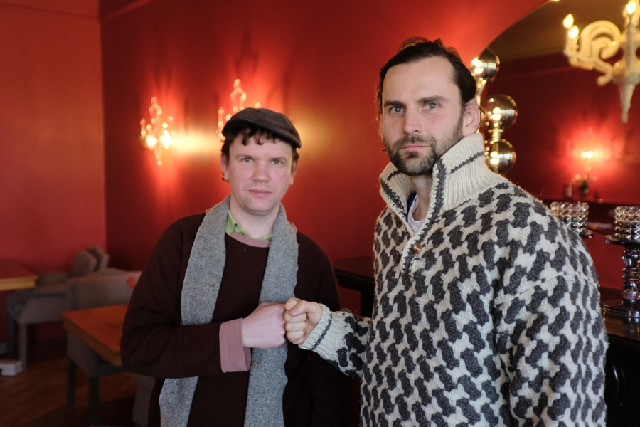 Marcus Paninka (links) und Niko Lajev laden zu ihrer Mittsommer-Lesung auf Gut Friedrichswalde ein. (Bildquelle: Rosa Licht) Marcus Paninka (links) und Niko Lajev laden zu ihrer Mittsommer-Lesung auf Gut Friedrichswalde ein. (Bildquelle: Rosa Licht)