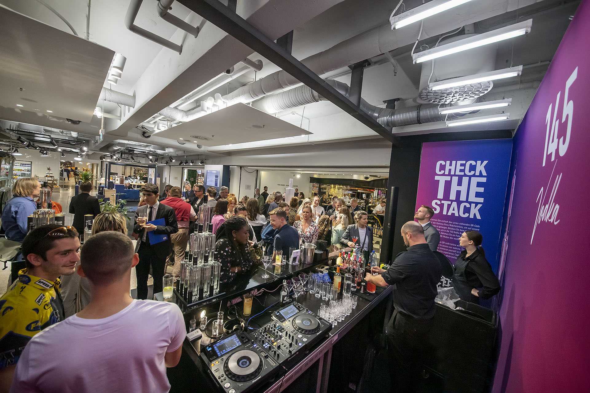 145 Vodka Pop-up-Store im KaDeWe lockt zahlreiche Besucher an (Bildquelle: diephotodesigner.de / 145 Vodka) 145 Vodka Pop-up-Store im KaDeWe lockt zahlreiche Besucher an (Bildquelle: diephotodesigner.de / 145 Vodka)