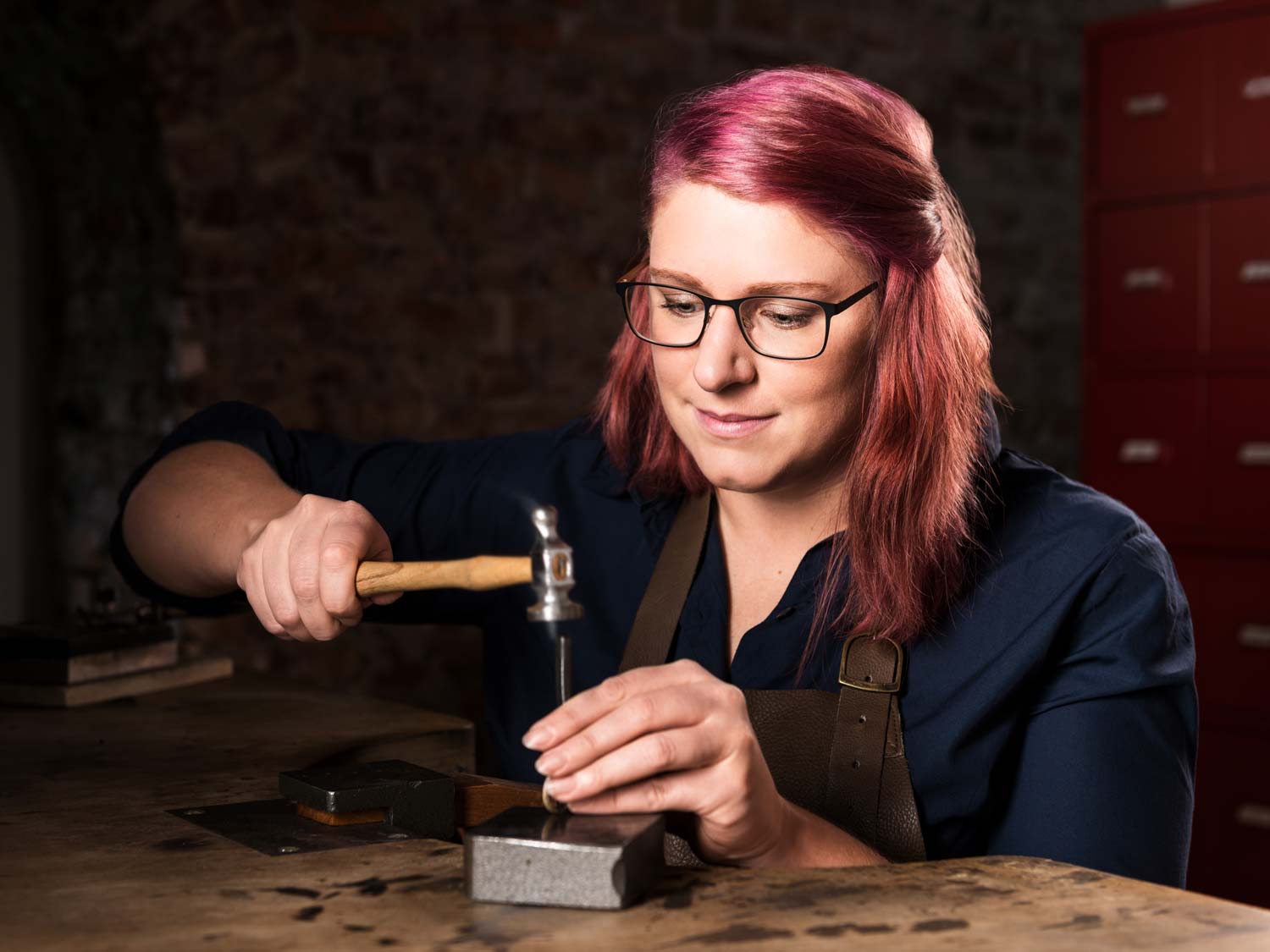 Birte Schumacher von der Trauringmanufaktur bei der Arbeit (Bildquelle: Credit: Birte Schumacher - Trauringmanufaktur) Birte Schumacher von der Trauringmanufaktur bei der Arbeit (Bildquelle: Credit: Birte Schumacher - Trauringmanufaktur)