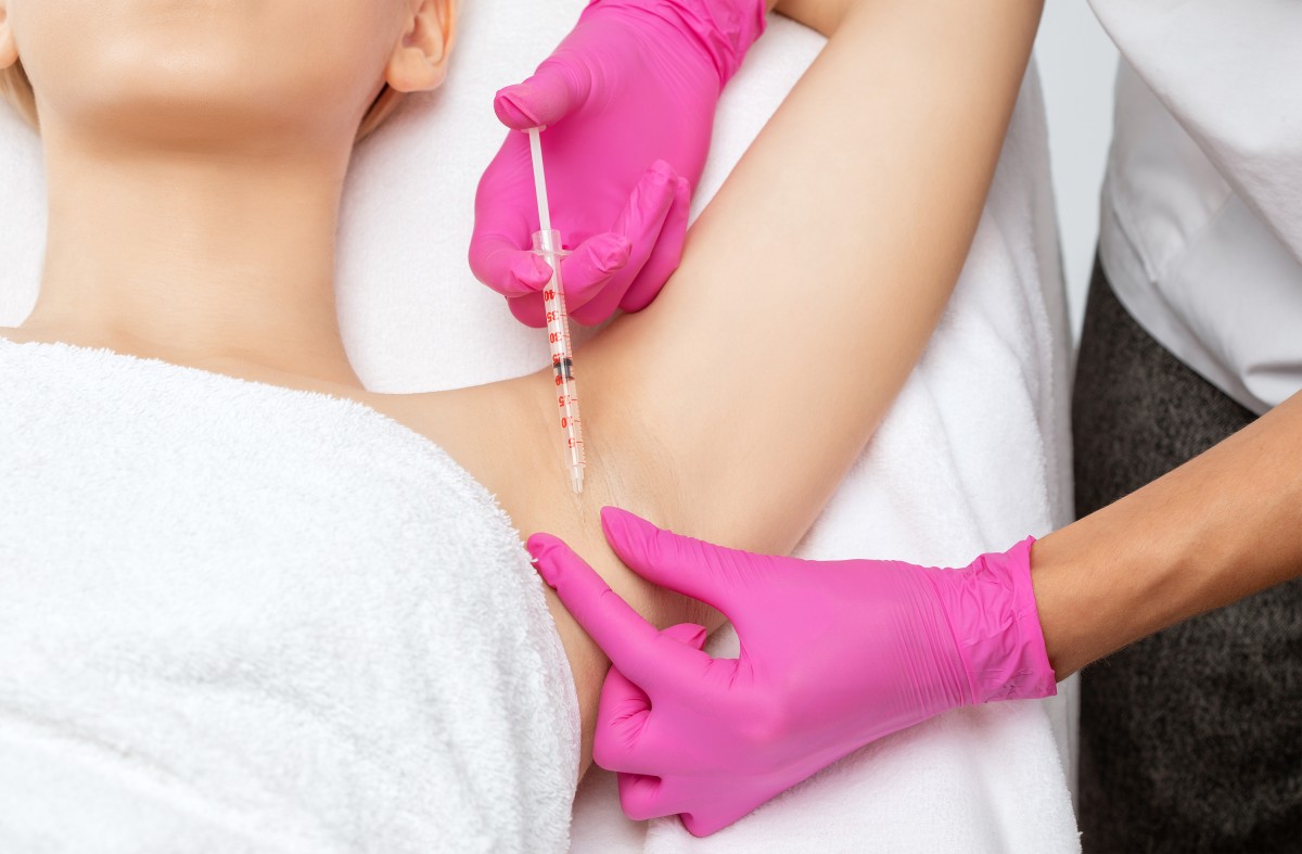 Schweißdrüsen entfernen in der Dorow Clinic (© ) Schweißdrüsen entfernen in der Dorow Clinic (© )