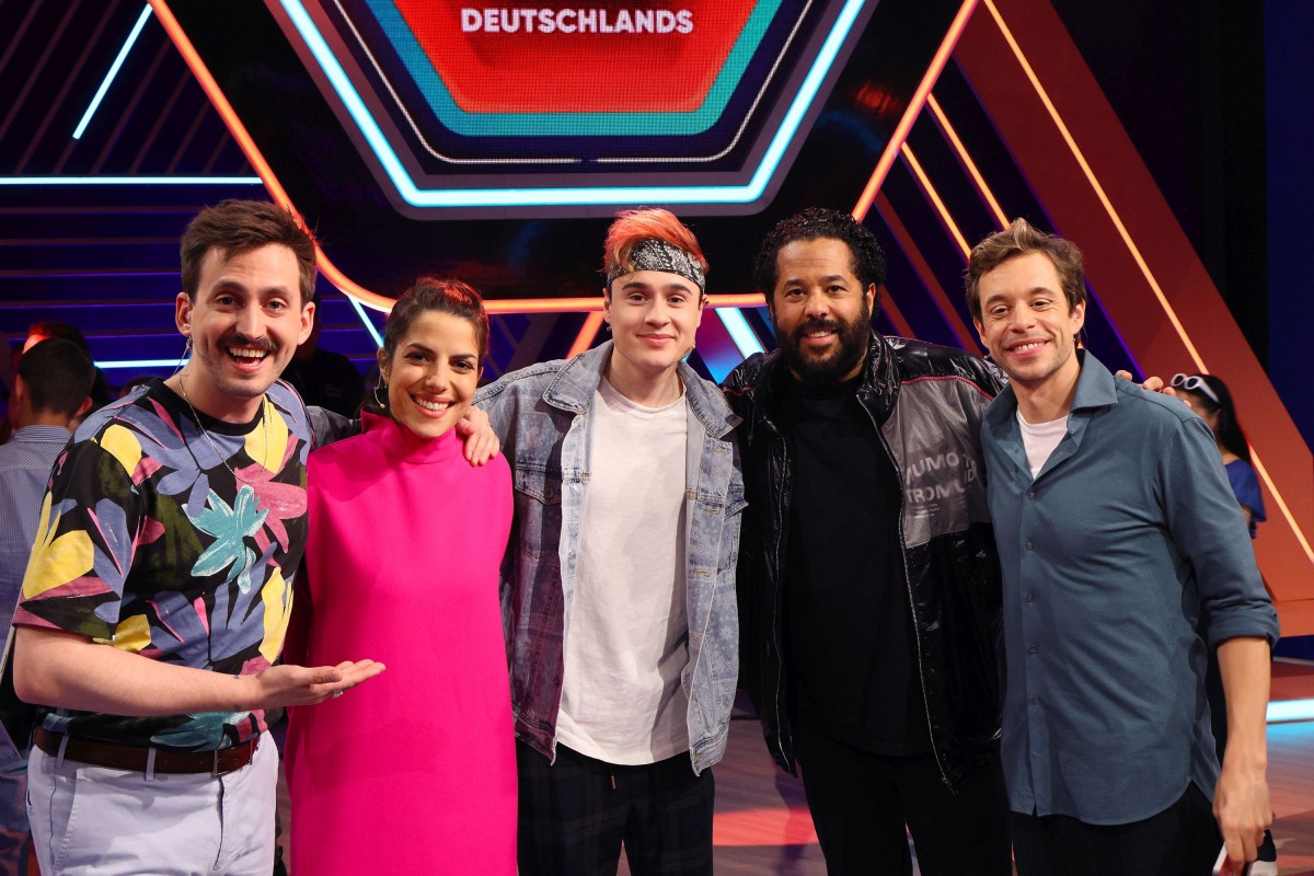 Marti Fischer, Clarissa, Fabian Baggeler, Adel Tawil und Tobi freuen sich auf das Superfinale (© Steffen Becker / KiKA) Marti Fischer, Clarissa, Fabian Baggeler, Adel Tawil und Tobi freuen sich auf das Superfinale (© Steffen Becker / KiKA)