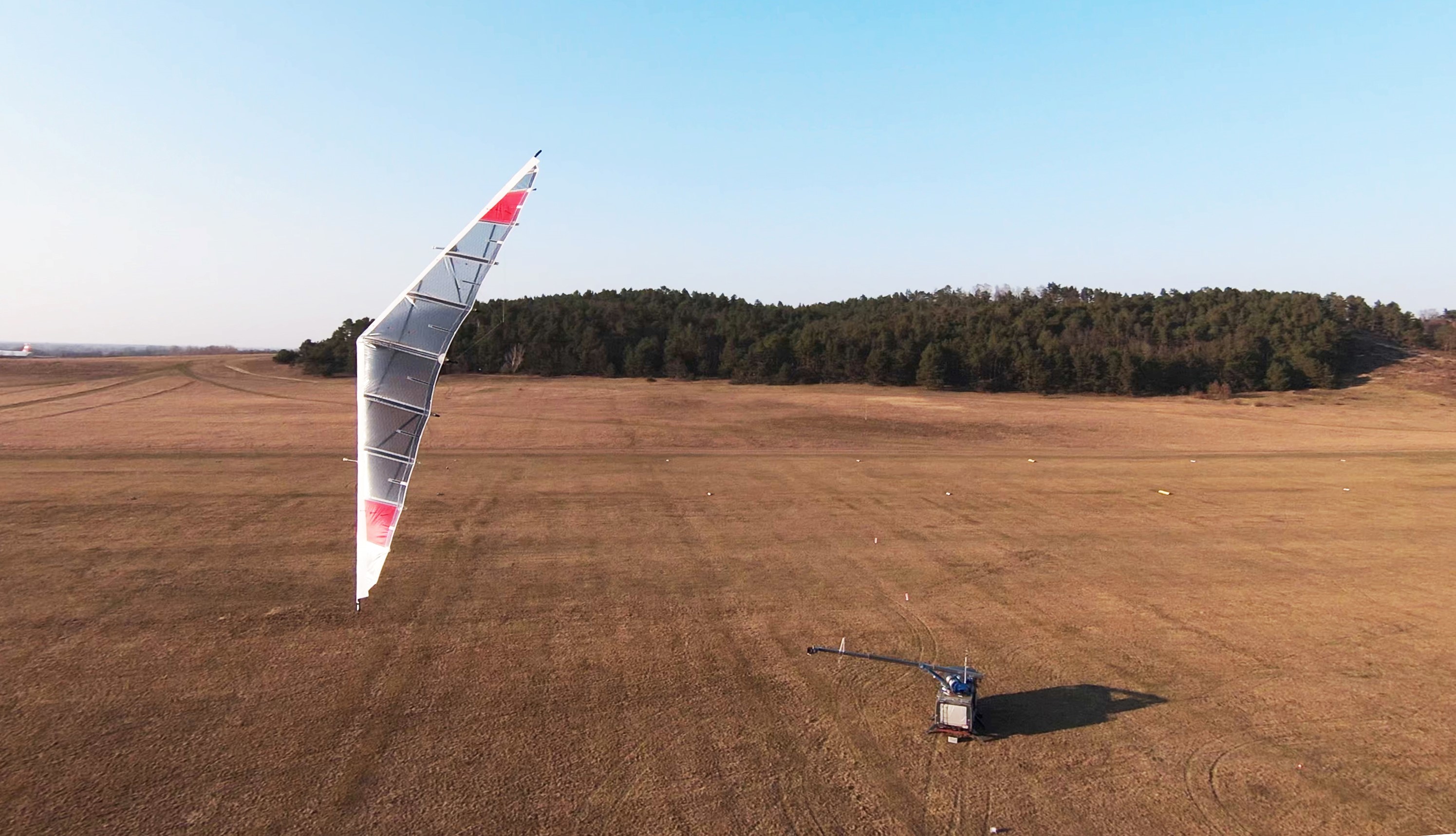 Flugdrachen von E.DIS und EnerKite im Einsatz zur umweltfreundlichen Stromerzeugung. Flugdrachen von E.DIS und EnerKite im Einsatz zur umweltfreundlichen Stromerzeugung.