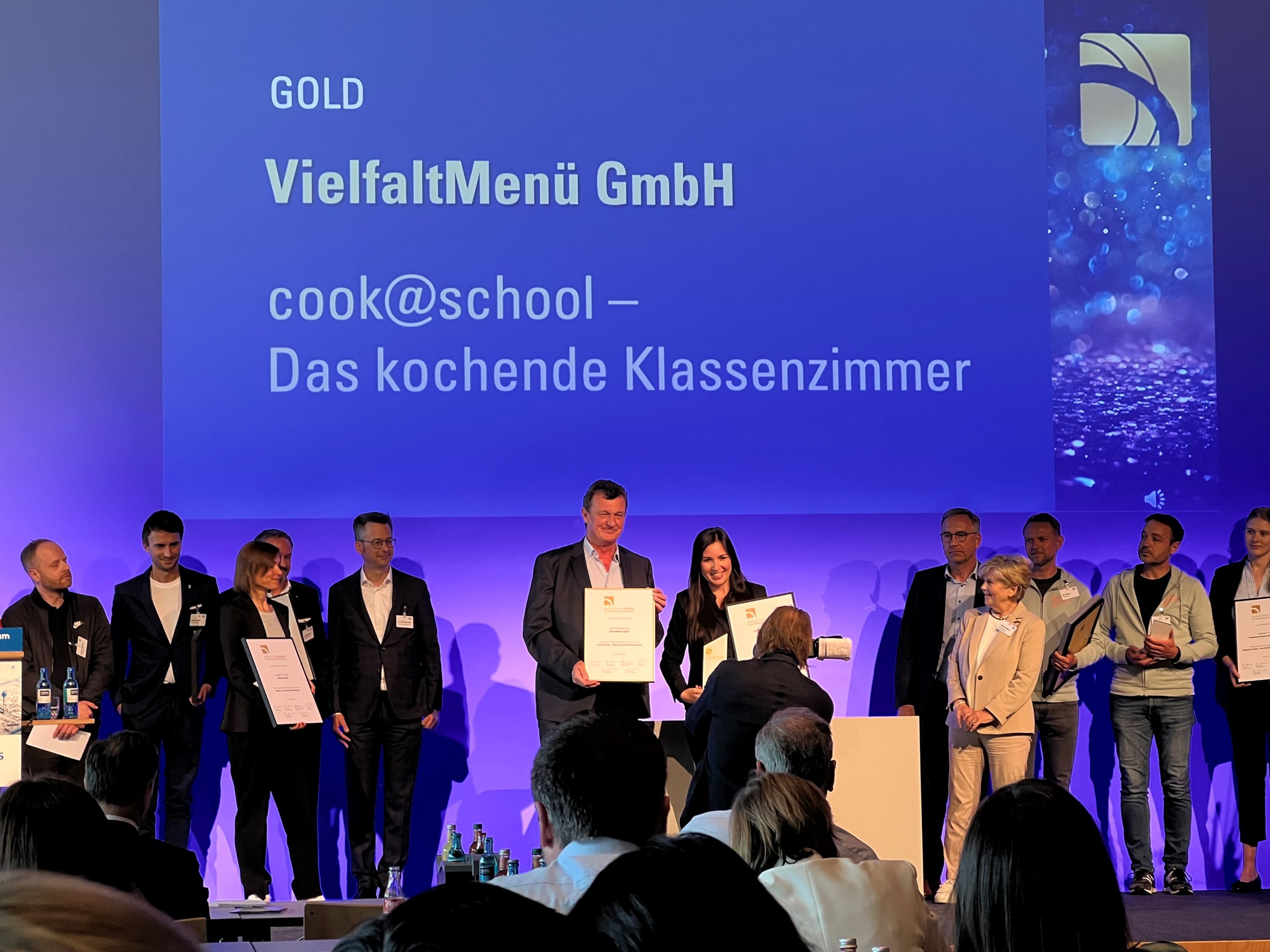 Preisverleihung: VielfaltMenügewinnt Branchenpreis der Gemeinschaftsgastronomie in Gold (Die Bildrechte liegen bei dem Verfasser der Mitteilung.) Preisverleihung: VielfaltMenügewinnt Branchenpreis der Gemeinschaftsgastronomie in Gold (Die Bildrechte liegen bei dem Verfasser der Mitteilung.)