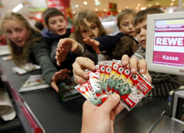 REWE verteilt zur FIFA WM 2010 in Kooperation mit dem DFBüber 100 Millionen Sammelkarten gratis an i REWE verteilt zur FIFA WM 2010 in Kooperation mit dem DFBüber 100 Millionen Sammelkarten gratis an i