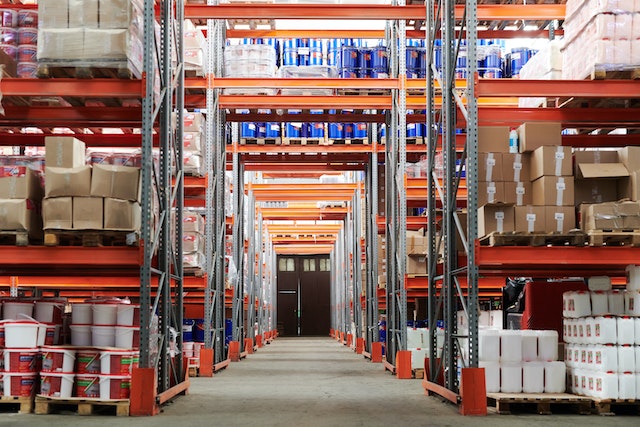 Wenn Sie nach Möglichkeiten suchen, zusätzlichen Platz in Ihrem Lager zu schaffen, könnte ein Zwischengeschoss die Lösung sein. Ein Zwischengeschoss ist eine selbsttragende Struktur, die schnell zusätzlichen Raum zwischen zwei Etagen schafft.
Wenn Sie nach Möglichkeiten suchen, zusätzlichen Platz in Ihrem Lager zu schaffen, könnte ein Zwischengeschoss die Lösung sein. Ein Zwischengeschoss ist eine selbsttragende Struktur, die schnell zusätzlichen Raum zwischen zwei Etagen schafft.