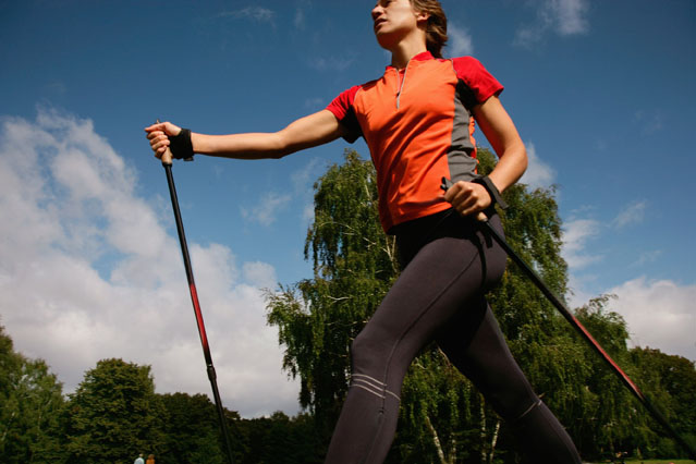 Nordic Walking wirkt sich positiv auf die körperliche und psychische Gesundheit aus. (Bildquelle: ERGO Group) Nordic Walking wirkt sich positiv auf die körperliche und psychische Gesundheit aus. (Bildquelle: ERGO Group)