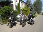 Hoteleingag mit Motorradfahrer