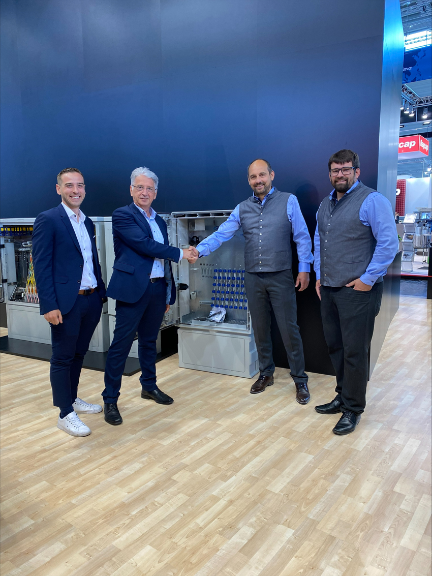 Produktpräsentation auf dem Messestand der Reichle& De-Massari GmbH. (Bildquelle: Langmatz) Produktpräsentation auf dem Messestand der Reichle& De-Massari GmbH. (Bildquelle: Langmatz)