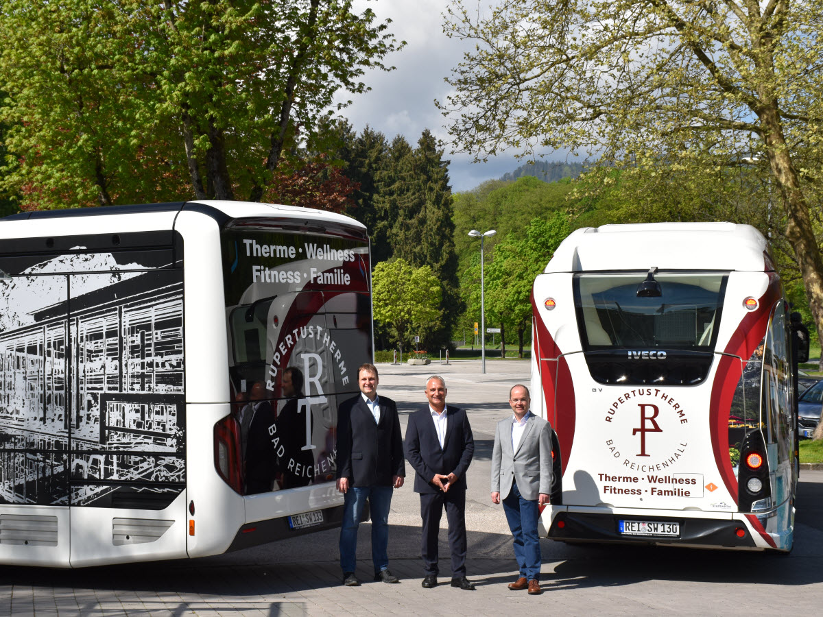 Staatsbad GmbH Geschäftsführer Dirk Sasse (Mitte), Stadtwerke-Vorstand Peter Fösel (rechts), Helmut Grünäugl, Lt. Verkehrsbetriebe Staatsbad GmbH Geschäftsführer Dirk Sasse (Mitte), Stadtwerke-Vorstand Peter Fösel (rechts), Helmut Grünäugl, Lt. Verkehrsbetriebe