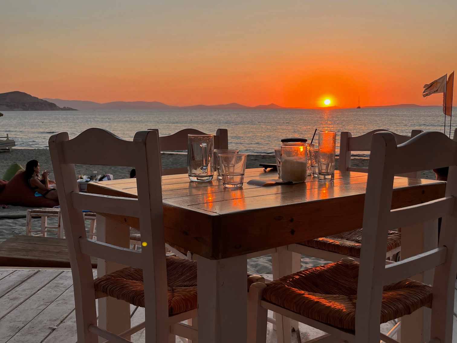 Sonnenuntergang mit Tisch (Die Bildrechte liegen bei dem Verfasser der Mitteilung.)