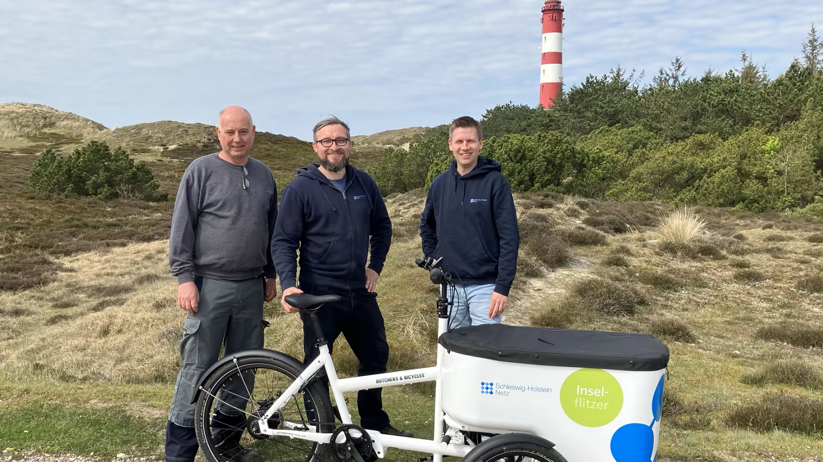 (v.li.) SH Netz Kollegen Henning von der Weppen, Tim Zülsdorf und Marten Thomsen mit dem Inselflitzer.