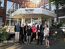Gruppenfoto: Werbegemeinschaft Eller mit den beiden Geschäftsführern des Factory Campus