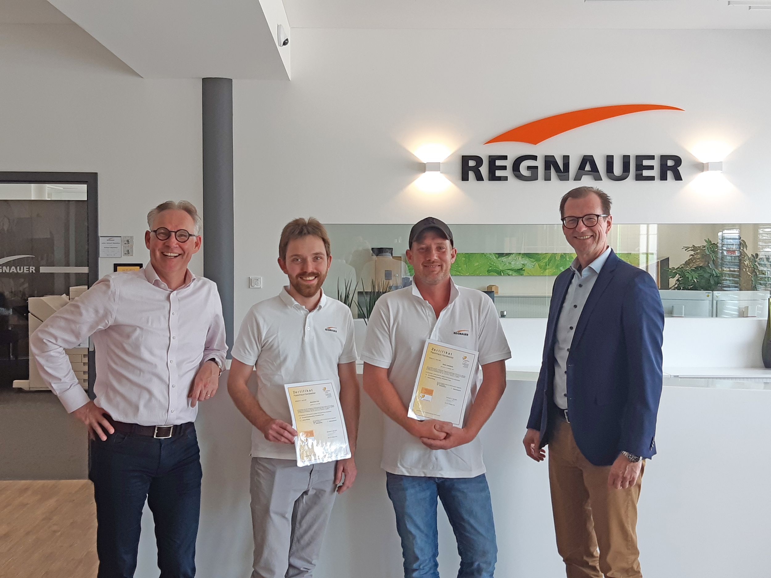 Geschäftsführer Harald Flad und Michael Regnauer mit Max Fritz und Stefan Haßelbeck nach deren erfolreicher Weiterbildung. Geschäftsführer Harald Flad und Michael Regnauer mit Max Fritz und Stefan Haßelbeck nach deren erfolreicher Weiterbildung.