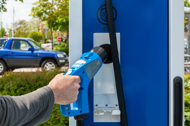 Wer mit dem E-Auto verreist, kann sich im Internetüber Lademöglichkeiten im Ausland informieren. (Bildquelle: ERGO Group) Wer mit dem E-Auto verreist, kann sich im Internetüber Lademöglichkeiten im Ausland informieren. (Bildquelle: ERGO Group)