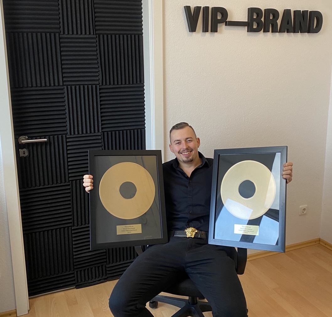 Inhaber Daniel Herrmann aus Waldkraiburg mit seiner Agentur VIP-BRAND (Die Bildrechte liegen bei dem Verfasser der Mitteilung.) Inhaber Daniel Herrmann aus Waldkraiburg mit seiner Agentur VIP-BRAND (Die Bildrechte liegen bei dem Verfasser der Mitteilung.)