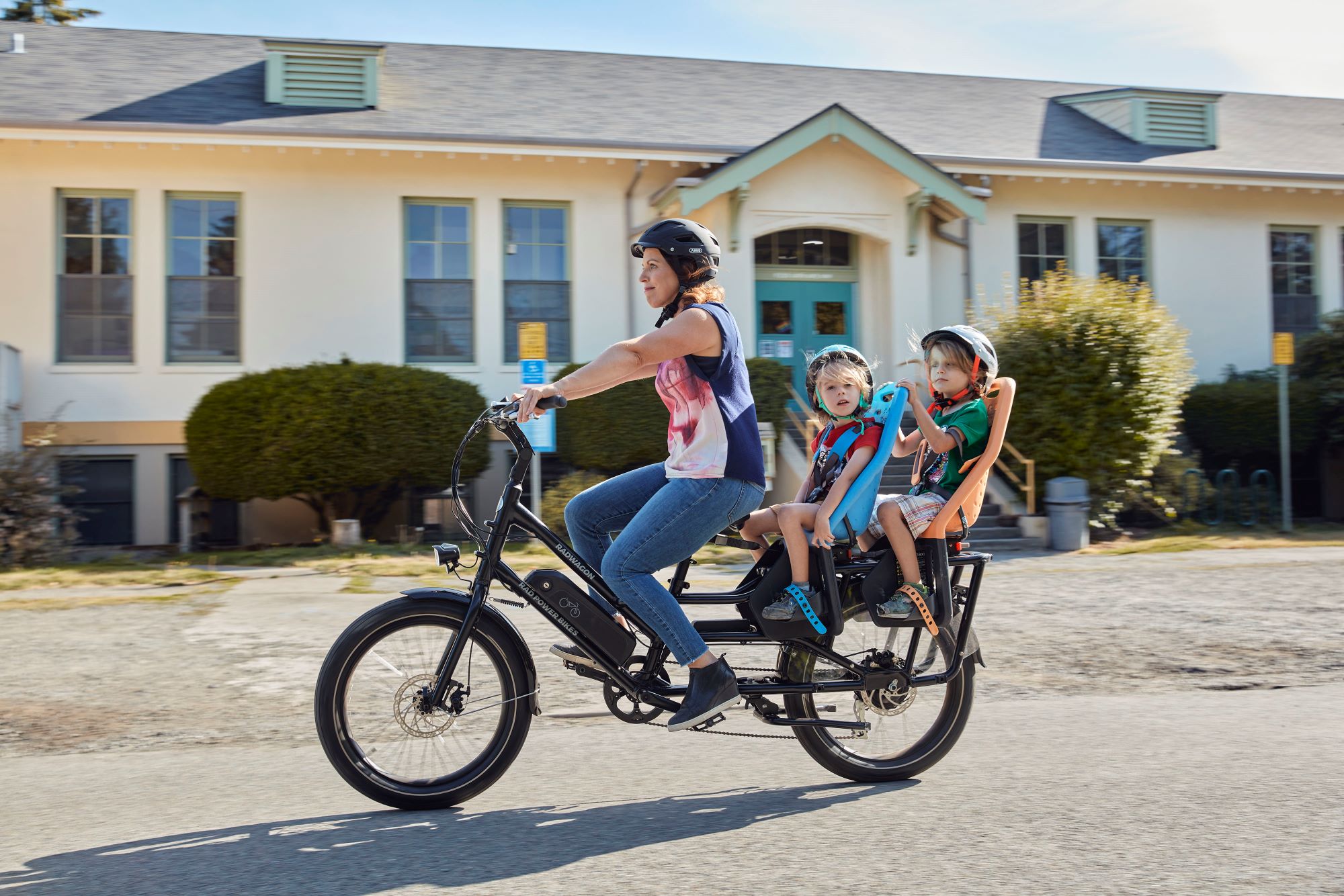 Das neue RadWagon 4 ist eine nachhaltige und kostengünstige Mobilitätslösung für Familien (Bildquelle: Rad Power Bikes)
