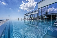 Der Sky-Infinitypool im Sommer (Angerhof) Der Sky-Infinitypool im Sommer (Angerhof)