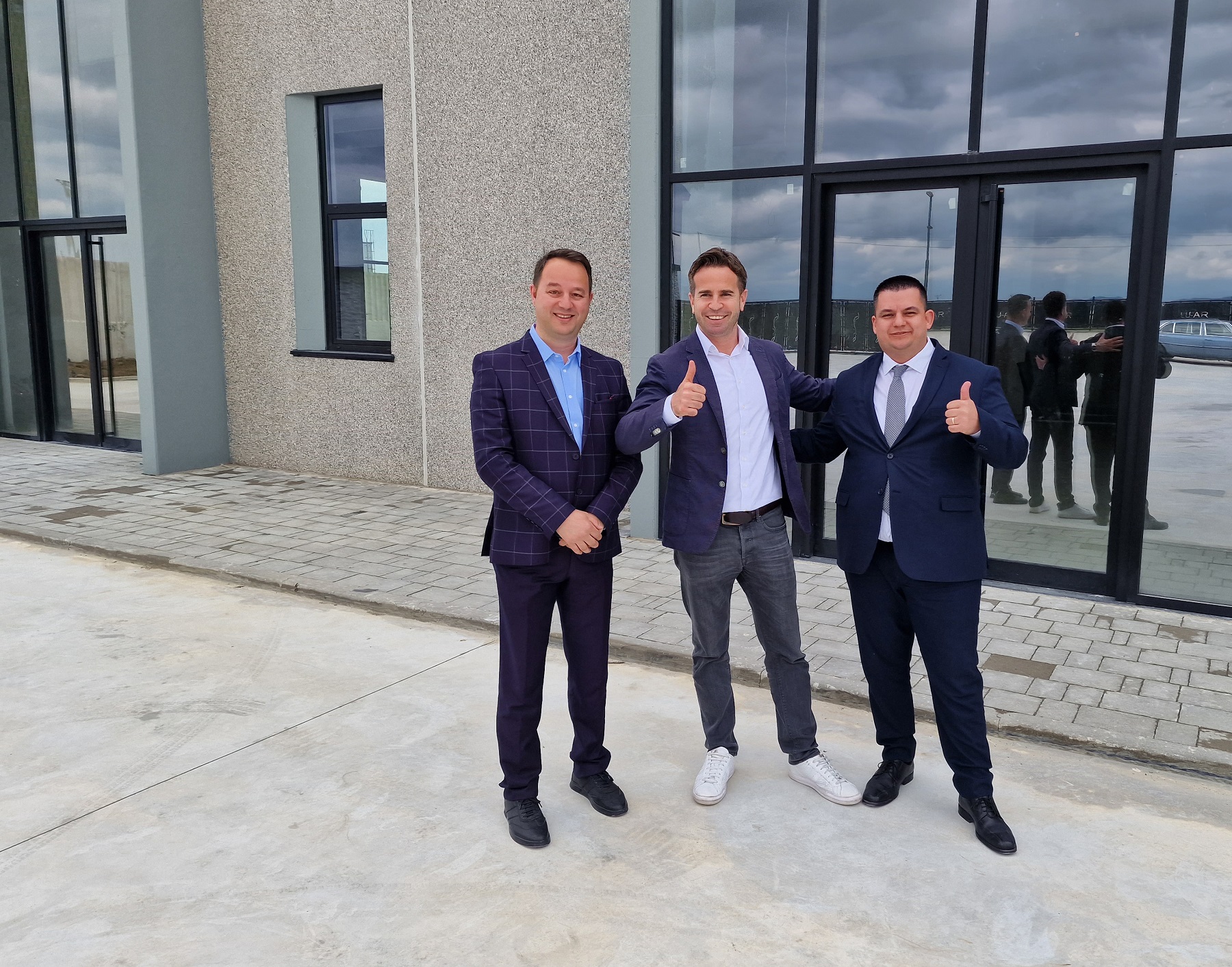 Altin Fuga (l.) und Oltjon Sota (r.) von AMEC und Markus Dautermann (m.) Zöller Kipper GmbH. (Die Bildrechte liegen bei dem Verfasser der Mitteilung.)