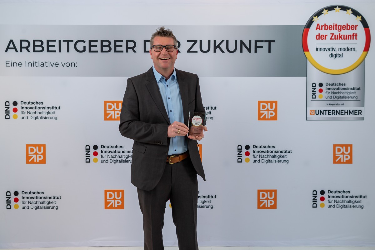 Oliver Stolle nimmt den Preis Arbeitgeber der Zukunft für die KAMMACHI entgegen (© )