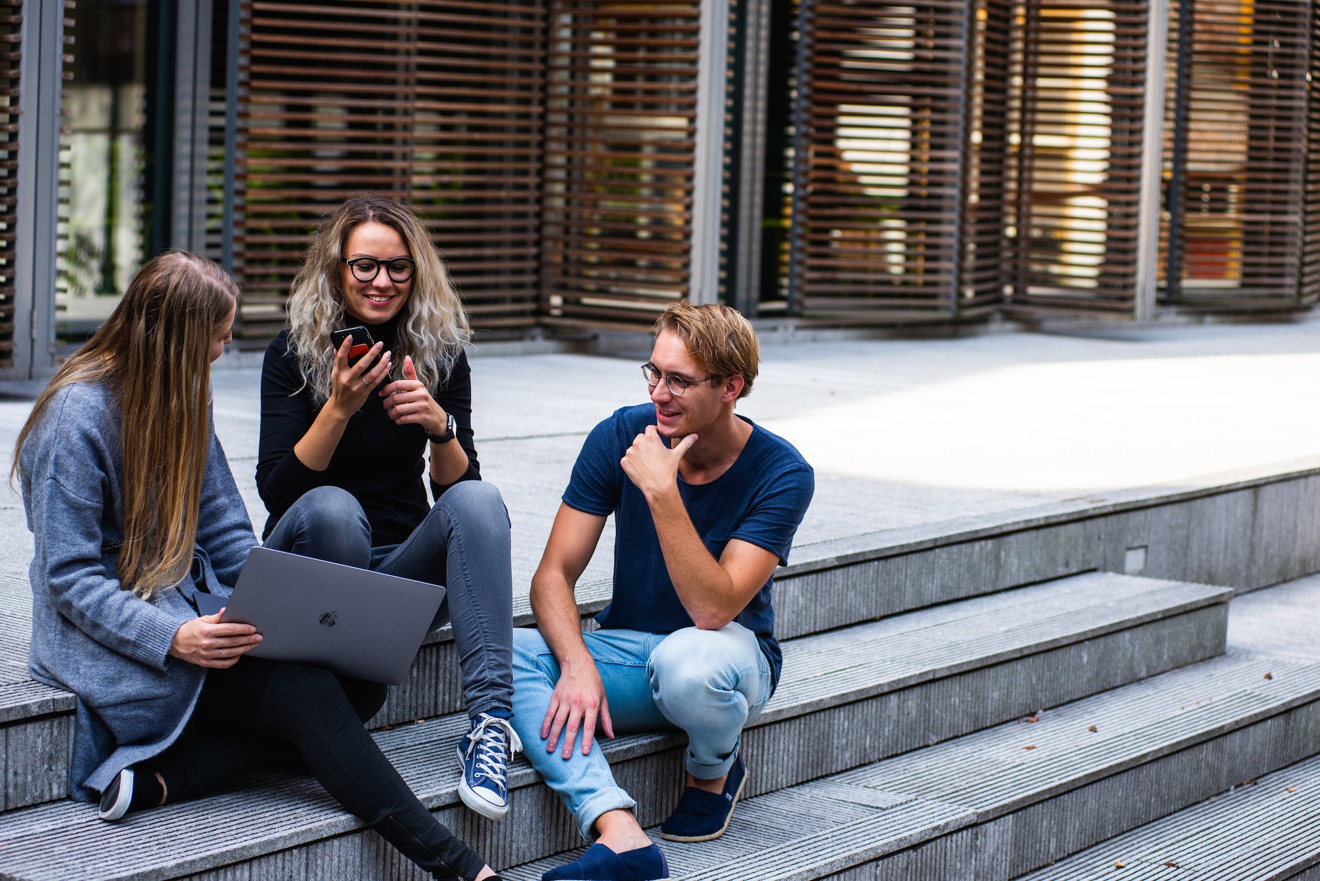 CARMAO GmbH schließt Partnerschaft mit PECB University (Bildquelle: Lizenzfrei. Studenten_Bild_buro-millennial_pexels)