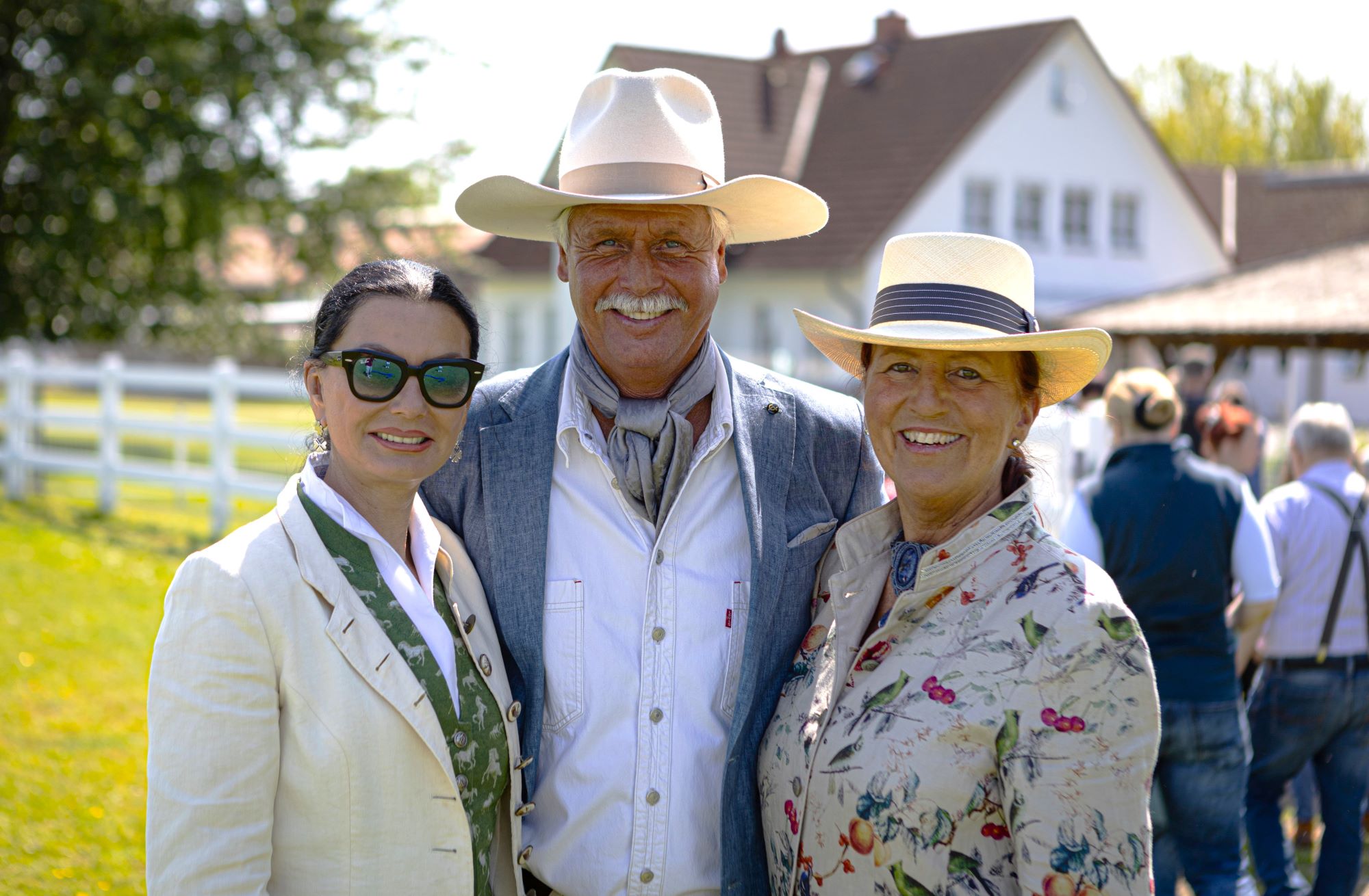 Aiderbichl-Botschafterin Sonja Klima mit Annette u. AndréEngelhardt auf der Ballermann Ranch (Die Bildrechte liegen bei dem Verfasser der Mitteilung.) Aiderbichl-Botschafterin Sonja Klima mit Annette u. AndréEngelhardt auf der Ballermann Ranch (Die Bildrechte liegen bei dem Verfasser der Mitteilung.)