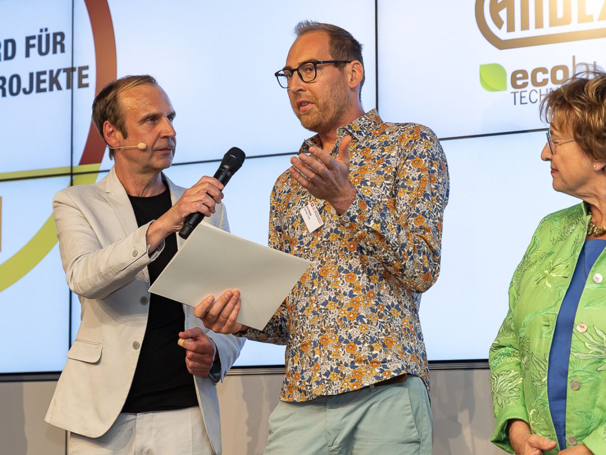 Dirk Radke, Geschäftsführer von FairAway bei der Auszeichnung (© DISQ/Pedro Becerra) Dirk Radke, Geschäftsführer von FairAway bei der Auszeichnung (© DISQ/Pedro Becerra)