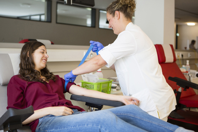 Frauen können bis zu viermal jährlich Blut spenden. (Bildquelle: ERGO Group) Frauen können bis zu viermal jährlich Blut spenden. (Bildquelle: ERGO Group)