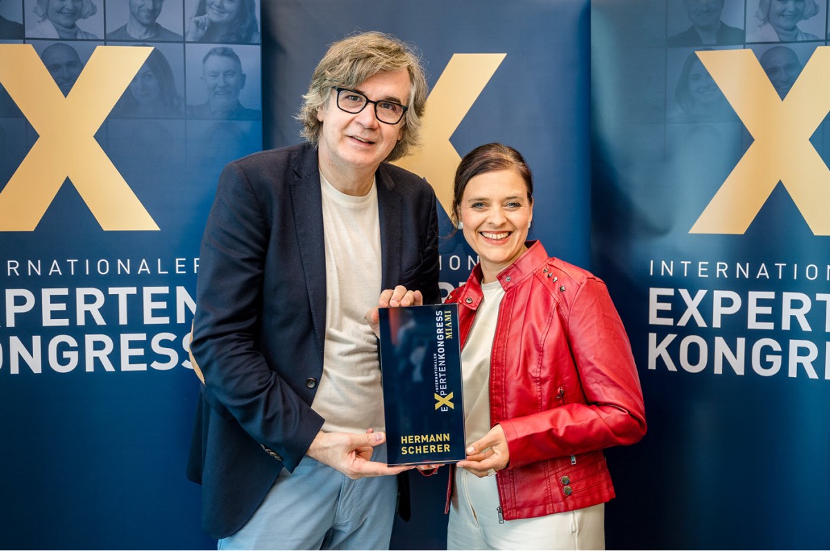 Talentförderer H. Scherer zertifiziert deutsche Pädagogin und Expertin Kelly Malottke in Miami (© Justin Bockey)