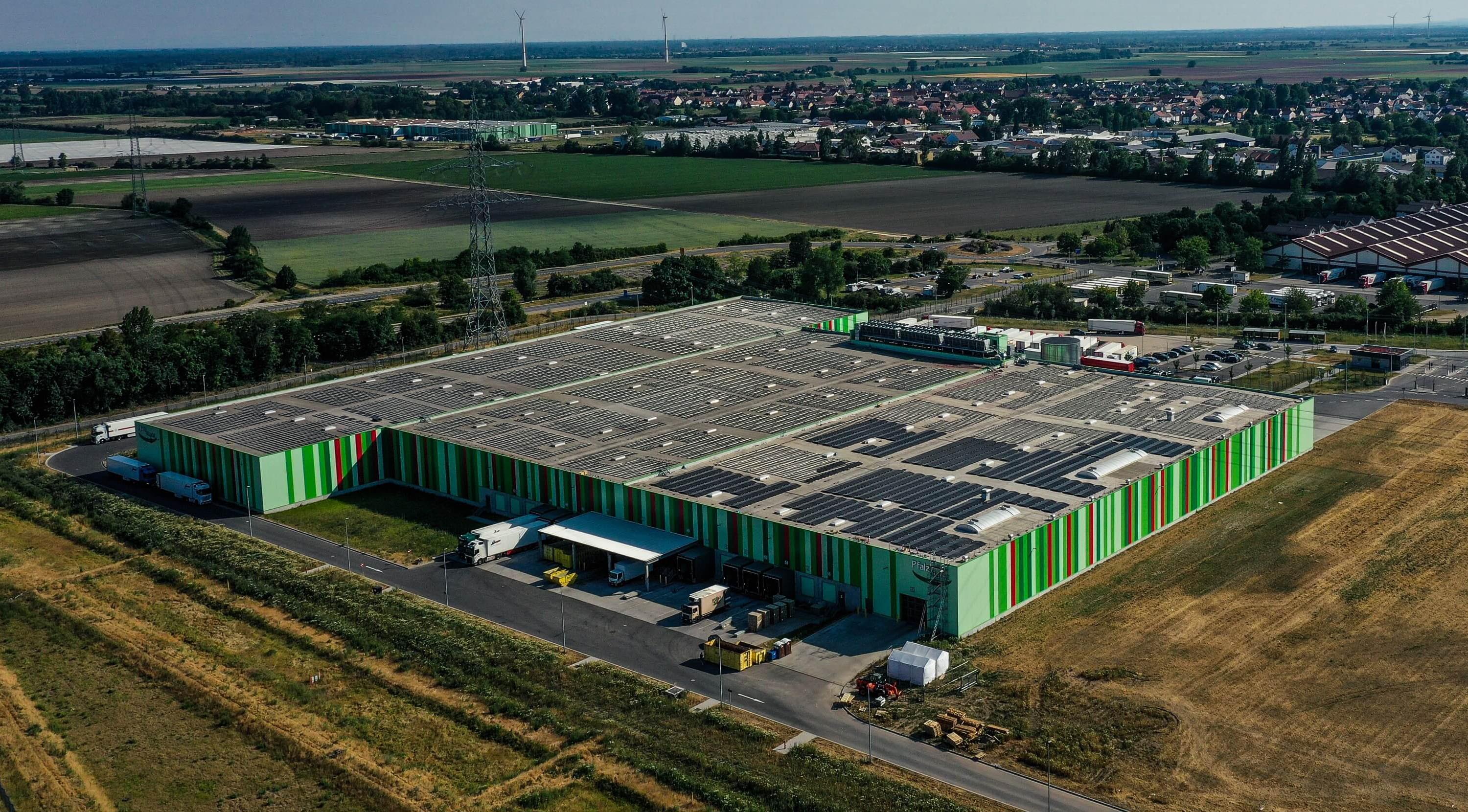Bau der Photovoltaikanlage auf der 27.100 m²großen Halle des Pfalzmarktes in Mutterstadt. (Bildquelle:©Tim Zingler, Pfalzsolar)