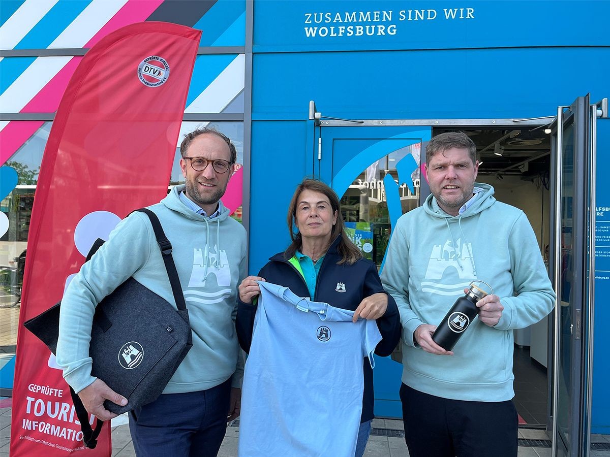 v. l. Jens Hofschröer (WMG-Geschäftsführer), Astrid Behrens (Mitarbeiterin im Wolfsburg Store) und C (© WMG Wolfsburg) v. l. Jens Hofschröer (WMG-Geschäftsführer), Astrid Behrens (Mitarbeiterin im Wolfsburg Store) und C (© WMG Wolfsburg)