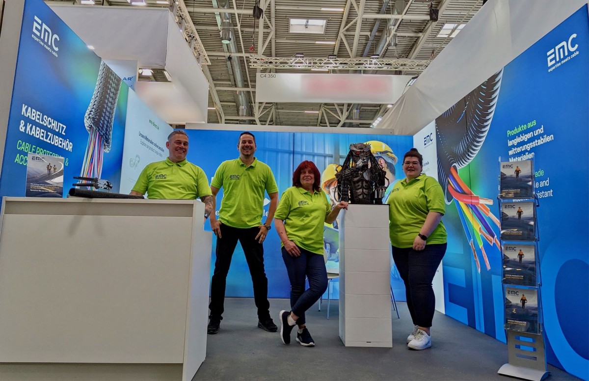Das Team von EMC-direct stellt auf der Intersolar Produkthighlights und Servicepakete vor. (© EMC-direct) Das Team von EMC-direct stellt auf der Intersolar Produkthighlights und Servicepakete vor. (© EMC-direct)