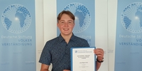 AUF IN DIE WELT Schüleraustausch Stipendium: Julian mit Urkunde (Stiftung Völkerverständigung) AUF IN DIE WELT Schüleraustausch Stipendium: Julian mit Urkunde (Stiftung Völkerverständigung)