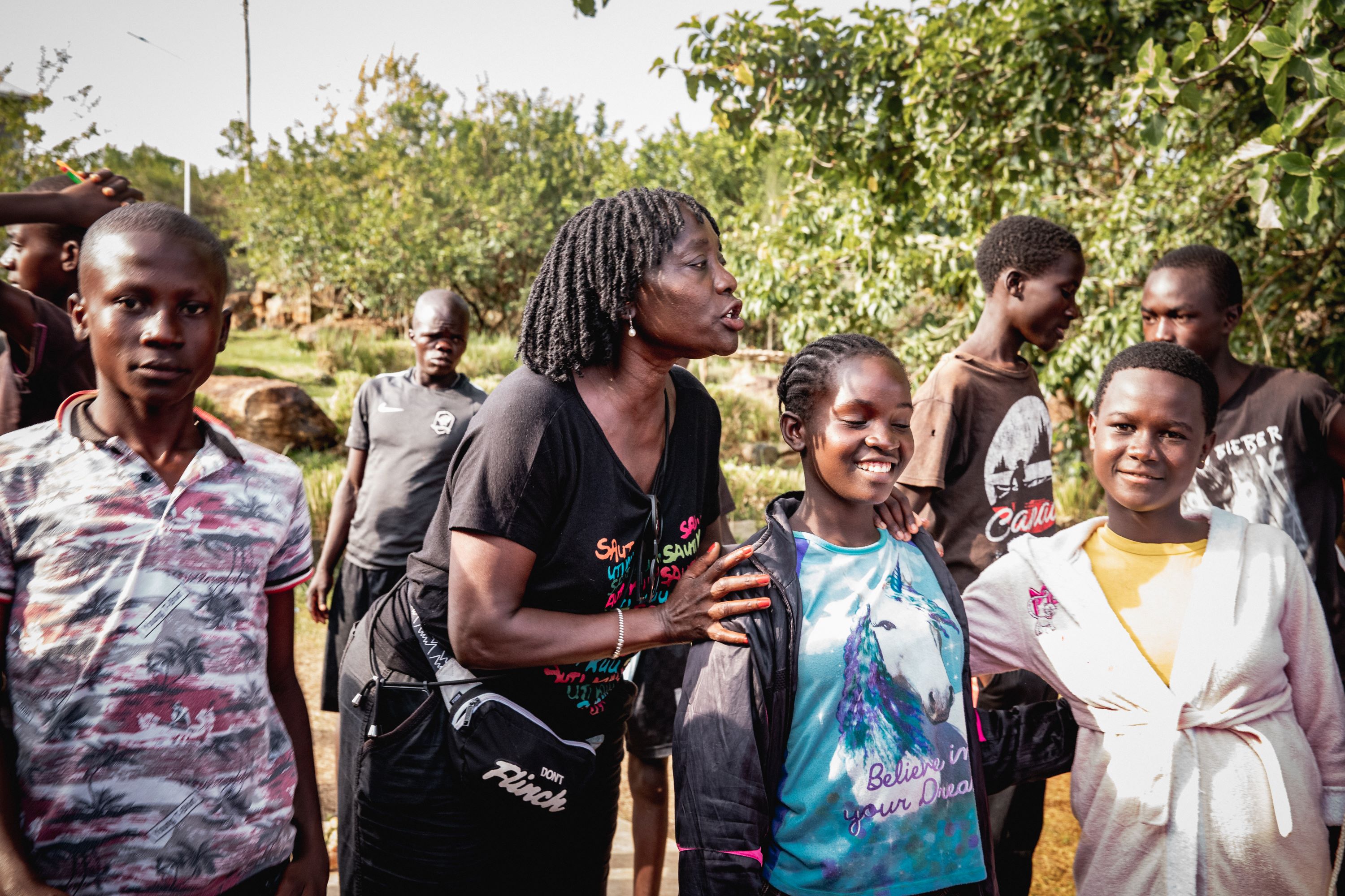 Dr. Auma Obama bei den Dreharbeiten von FARM REBELLION (Die Bildrechte liegen bei dem Verfasser der Mitteilung.) Dr. Auma Obama bei den Dreharbeiten von FARM REBELLION (Die Bildrechte liegen bei dem Verfasser der Mitteilung.)