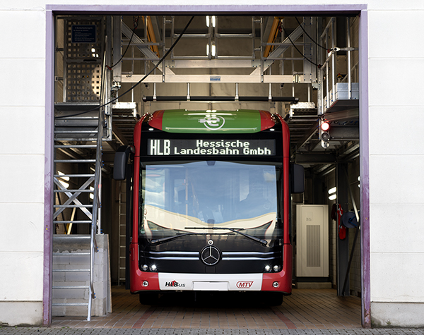 E-Bus-Wartung mit KRAUSE-Dacharbeitsstand (Die Bildrechte liegen bei dem Verfasser der Mitteilung.)