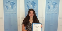 AUF IN DIE WELT Schüleraustausch Stipendium USA: Emilie mit Urkunde (Stiftung Völkerverständigung) AUF IN DIE WELT Schüleraustausch Stipendium USA: Emilie mit Urkunde (Stiftung Völkerverständigung)