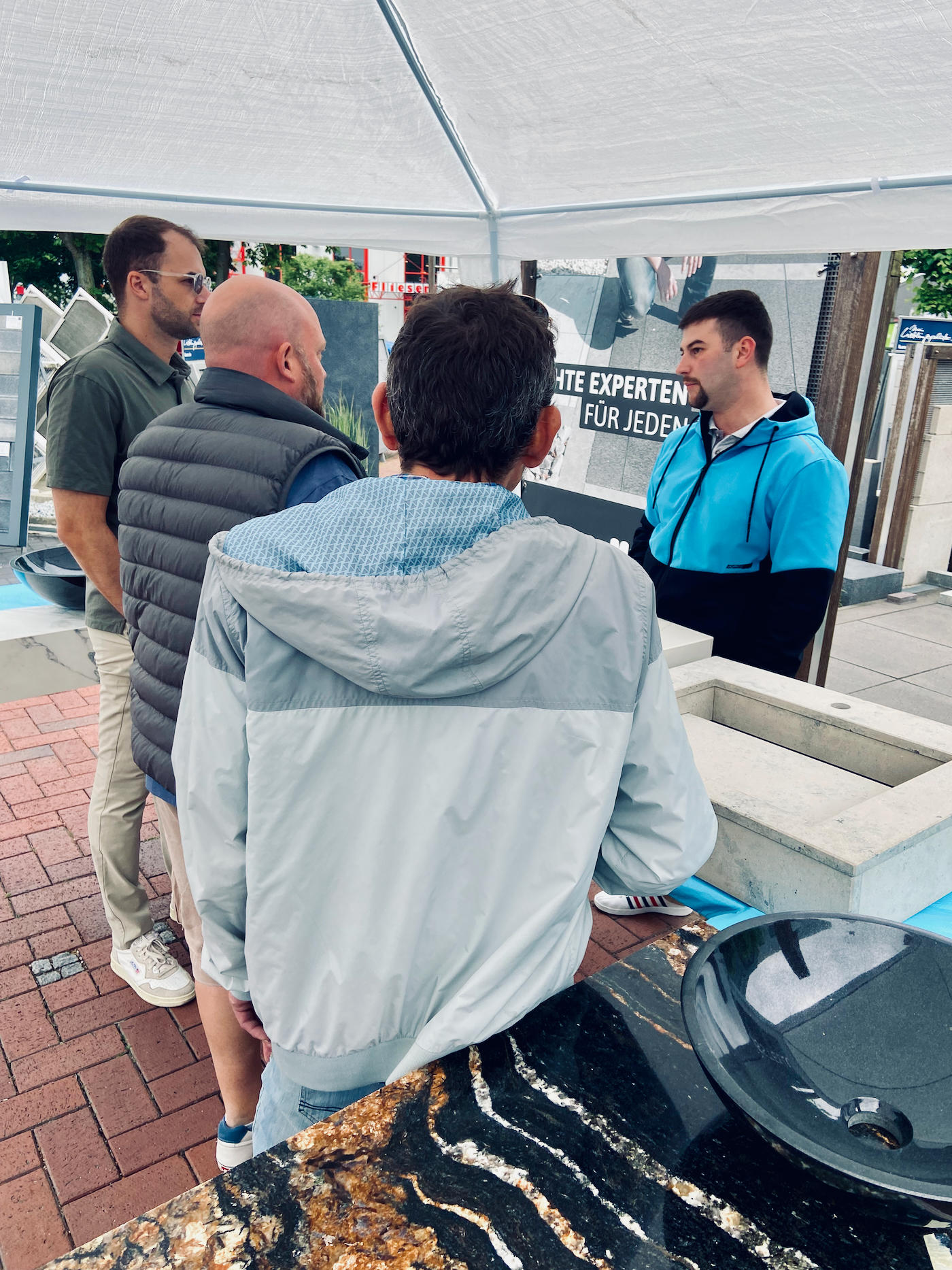 Bildunterschrift: Neuheiten und Aktionen rund um die Fliese bot das erste Fliesenfest in Hückelhoven. Foto: Mobau Wirtz & Classen