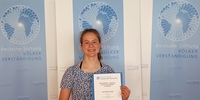 AUF IN DIE WELT Stipendium für Frankreich: Karla mit Urkunde (Stiftung Völkerverständigung) AUF IN DIE WELT Stipendium für Frankreich: Karla mit Urkunde (Stiftung Völkerverständigung)