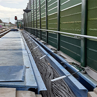 Die Lärmschutzwände auf der Berliner Eisenbahnbrücke, sind hohen Belastungen ausgesetzt