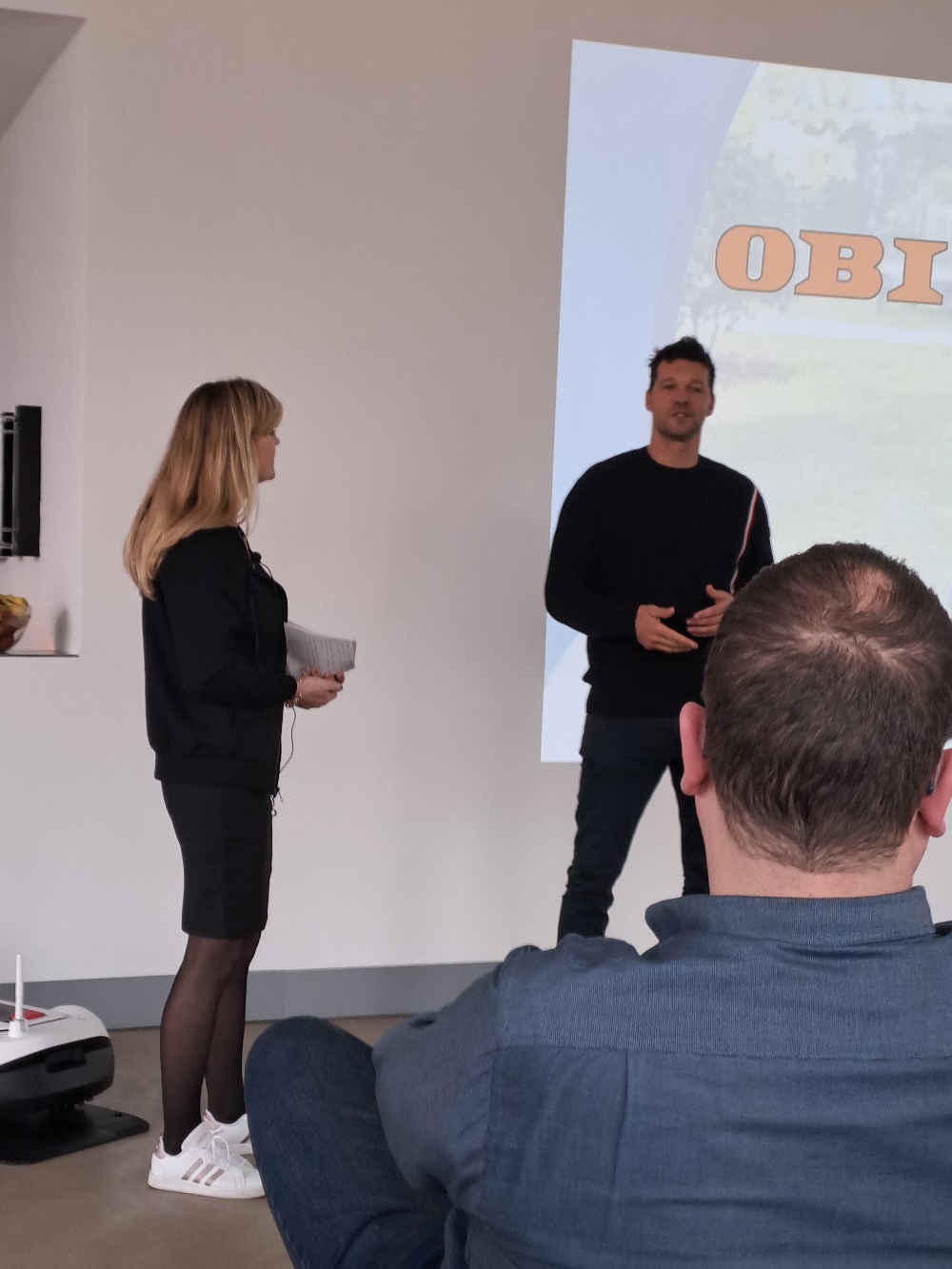 Ballack präsentiert Mähroboter Goat G1 (Die Bildrechte liegen bei dem Verfasser der Mitteilung.) Ballack präsentiert Mähroboter Goat G1 (Die Bildrechte liegen bei dem Verfasser der Mitteilung.)