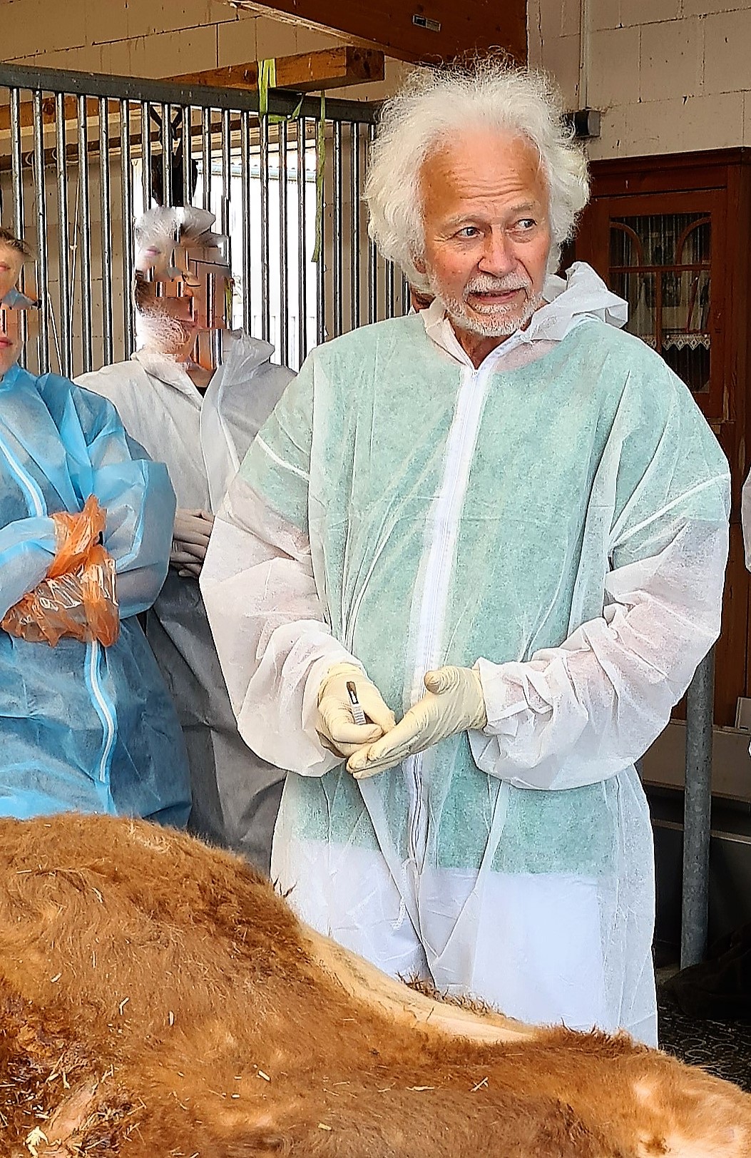 Kursleiter Dr. Günther Rademacher erklärt den Tierärzten am Tier physiologische und klinische Zustän Kursleiter Dr. Günther Rademacher erklärt den Tierärzten am Tier physiologische und klinische Zustän
